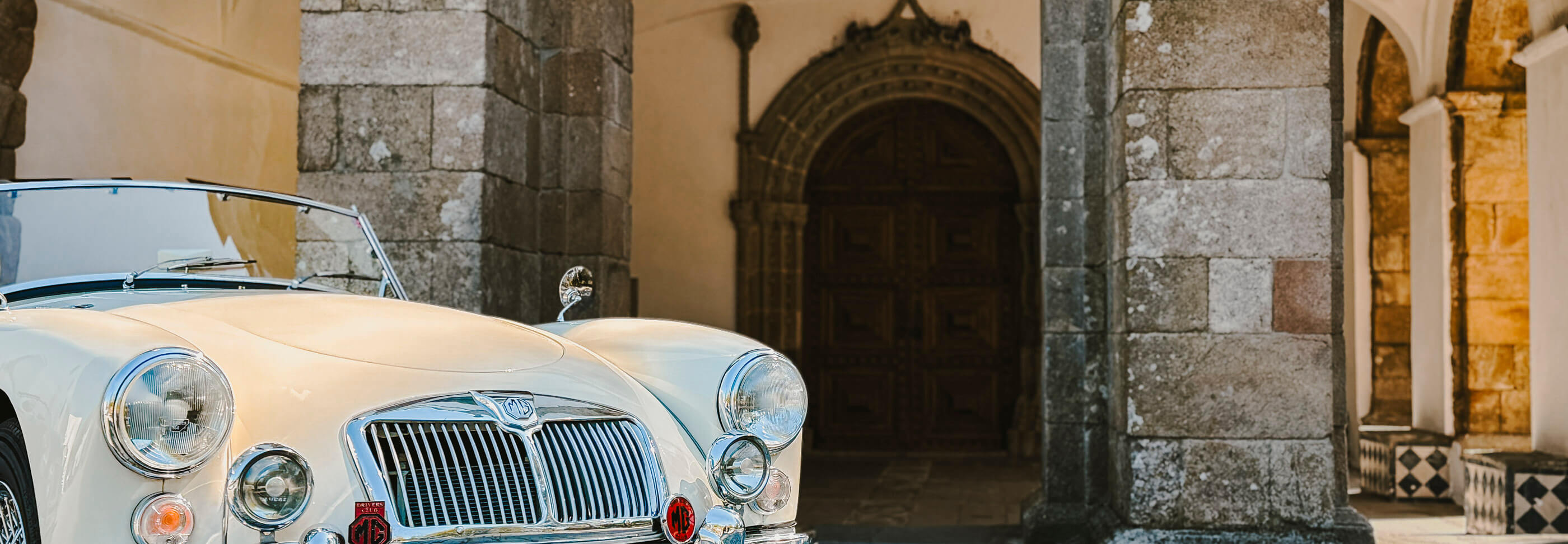 MGA Roadster durante un tour in auto d'epoca di Vintage Tours attraverso l'Alentejo in Portogallo
