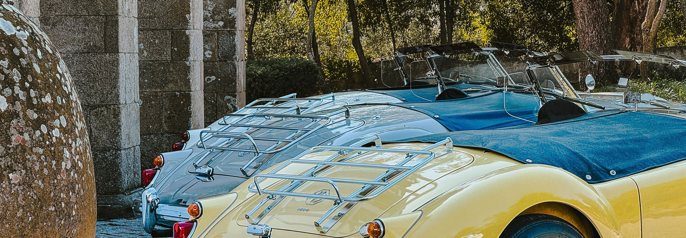MGA Roadster da Vintage Tours durante un esclusivo viaggio in auto d'epoca attraverso l'Alentejo in Portogallo davanti al monastero di Arraiolos