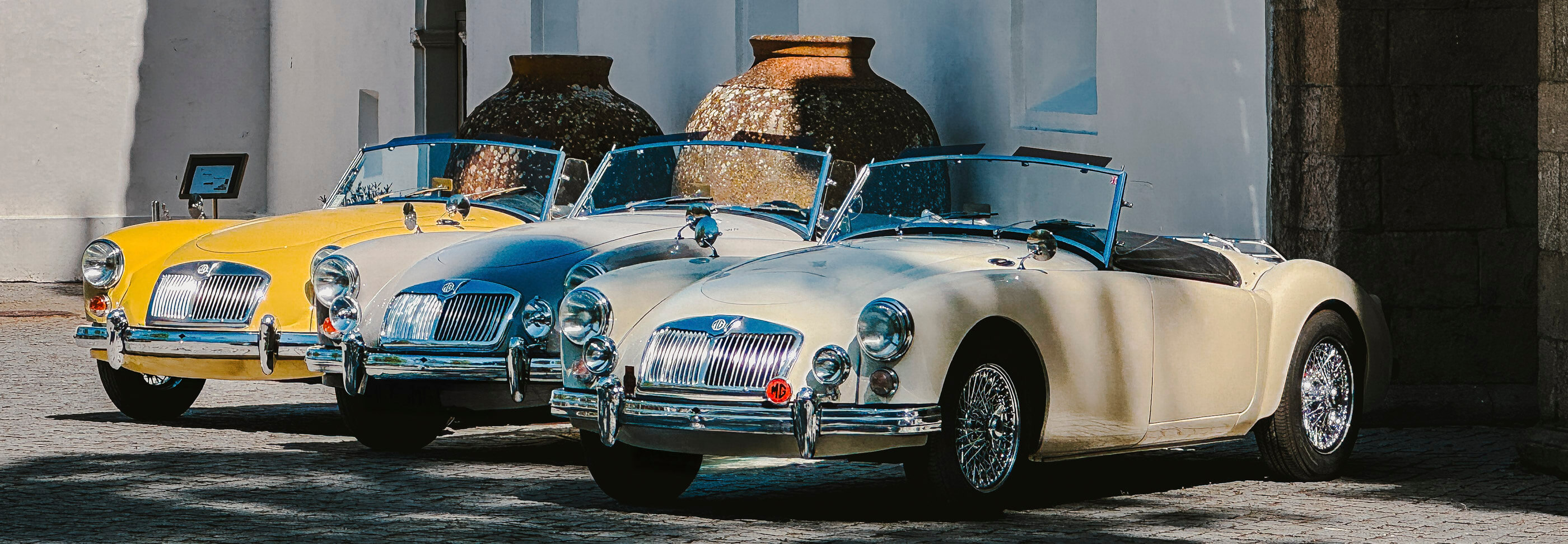 MGA Roadster durante un esclusivo viaggio in auto d'epoca attraverso l'Alentejo, in Portogallo, davanti al monastero di Arraiolos