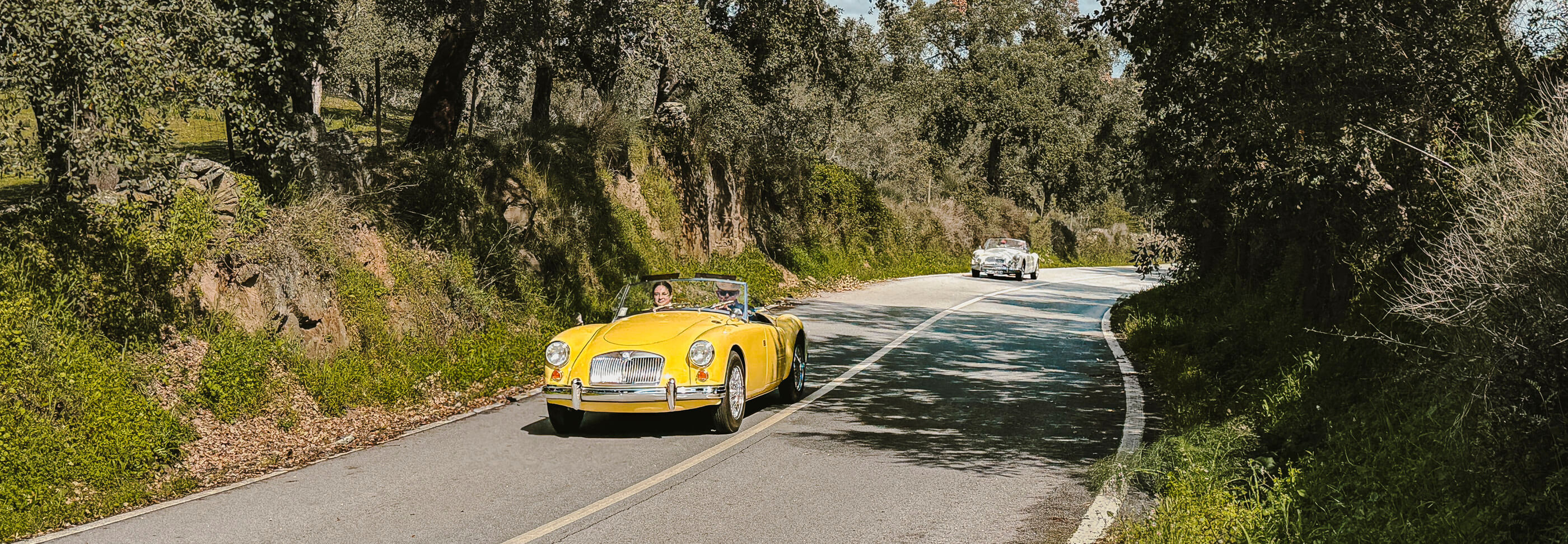 MGA Roadster durante un esclusivo viaggio in auto d'epoca attraverso l'Alentejo in Portogallo, percorrendo i vasti paesaggi di questa regione
