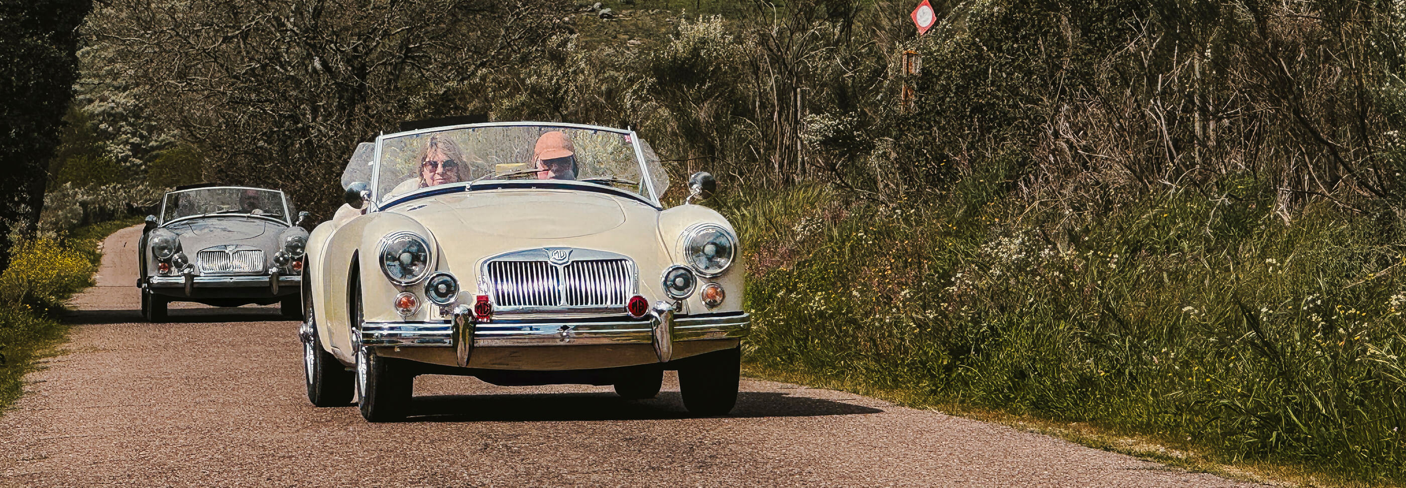 MGA Roadster su strada durante un esclusivo viaggio in auto d'epoca attraverso l'Alentejo in Portogallo