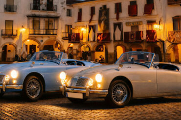 Vintage Tours durch Andalusien: MGA Roadster auf dem Marktplatz von Zafra