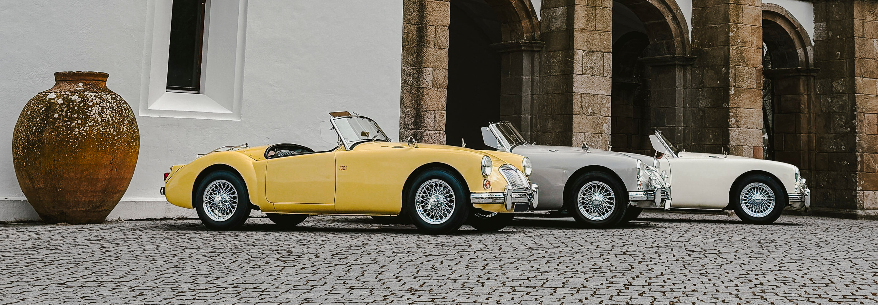 MGA Roadster durante un esclusivo viaggio in auto d'epoca attraverso l'Alentejo, in Portogallo, davanti al monastero di Arraiolos