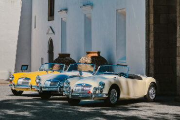 MGA Roadster während einer exklusiven Oldtimer Reise durch das Alentejo in Portugal vor dem Kloster in Arraiolos