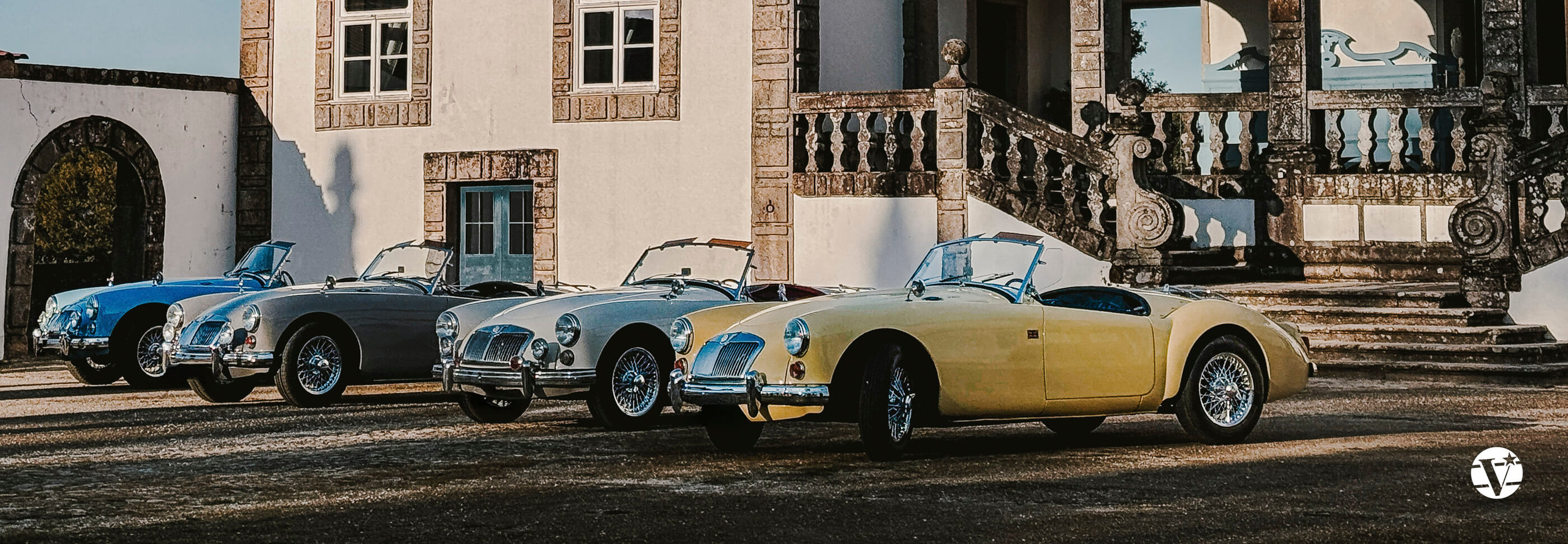 MGA Roadster im Innenhof des Gutshauses Paço de Vitorino im Licht der untergehenden Sonne. Im Hintergrund die verzierte Steintreppe am Eingangsportal.