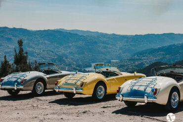 MGA Roadster von Vintage Tours auf einer Hochfläche im Nationalpark Peneda-Gerês mit Blick auf Stauseen und weite Landschaft bei blauem Himmel