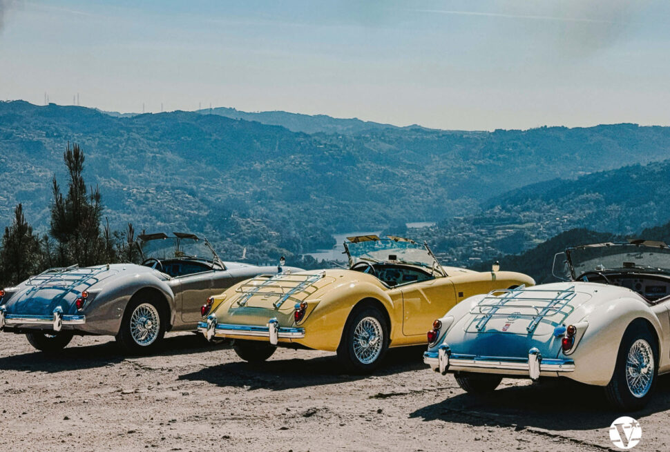 MGA Roadster von Vintage Tours auf einer Hochfläche im Nationalpark Peneda-Gerês mit Blick auf Stauseen und weite Landschaft bei blauem Himmel