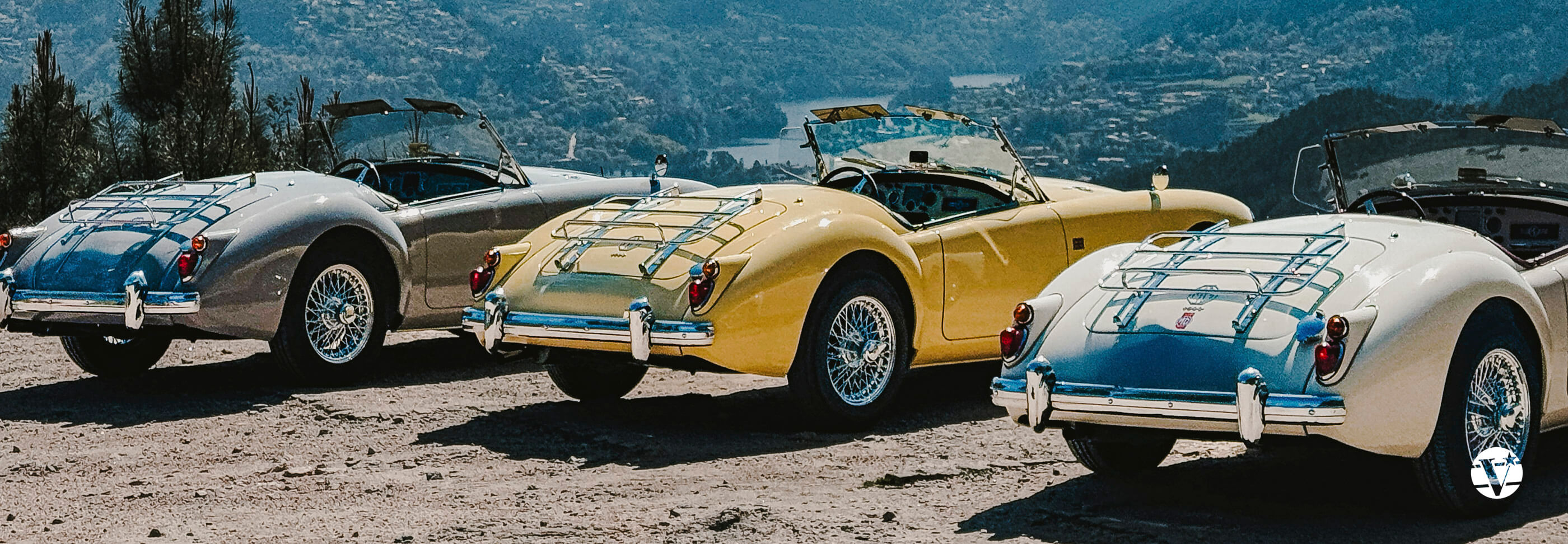 MGA Roadster stehen auf einem Plateau im Nationalpark Peneda-Gerês mit Blick auf einen Stausee und weite Landschaften.