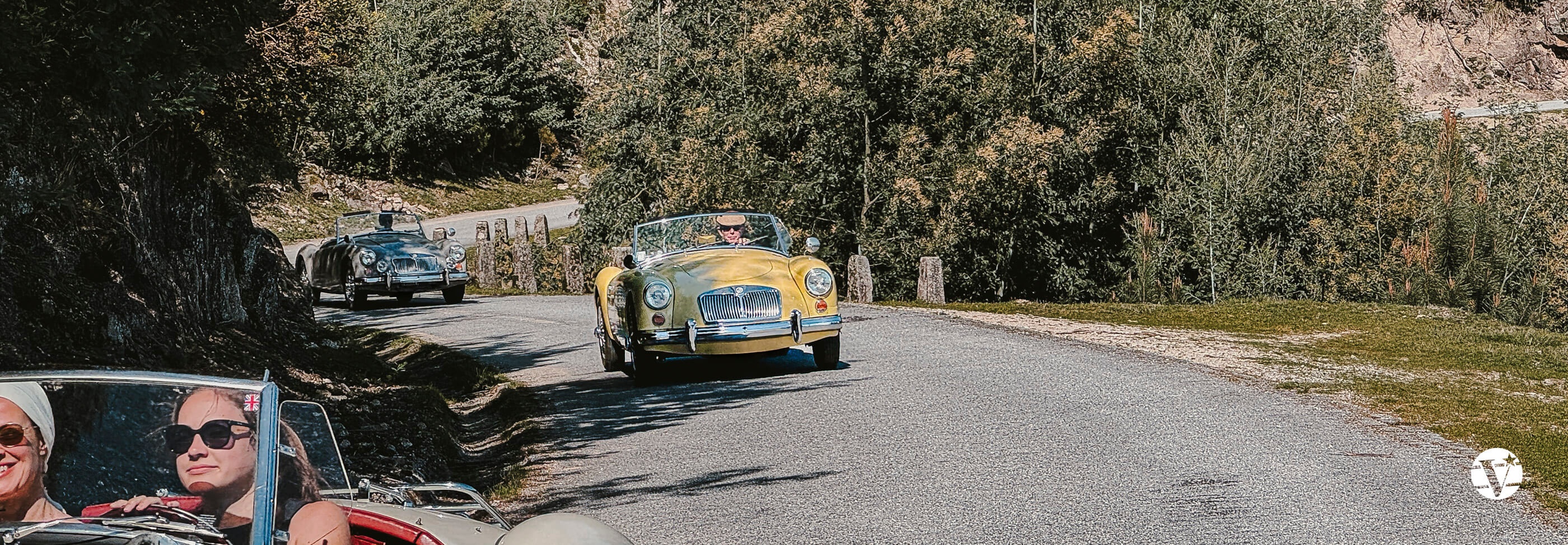 MGA Roadster fahren durch die blühende Landschaft des Nationalparks Peneda-Gerês im warmen Sonnenlicht.