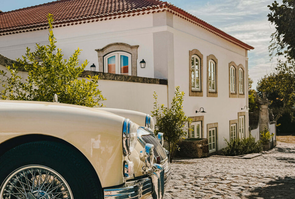 Klassischer MGA Roadster von Vintage Tours vor dem Boutique-Hotel Valverde Santar in einem historischen Herrenhaus in der Dão-Region, Portugal.