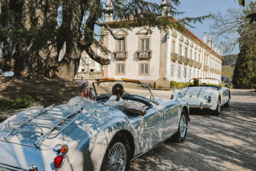 Diversi MGA Roadster nel parco del Palacio de Mateus, davanti alla facciata barocca storica, nei pressi di Vila Real, in Portogallo