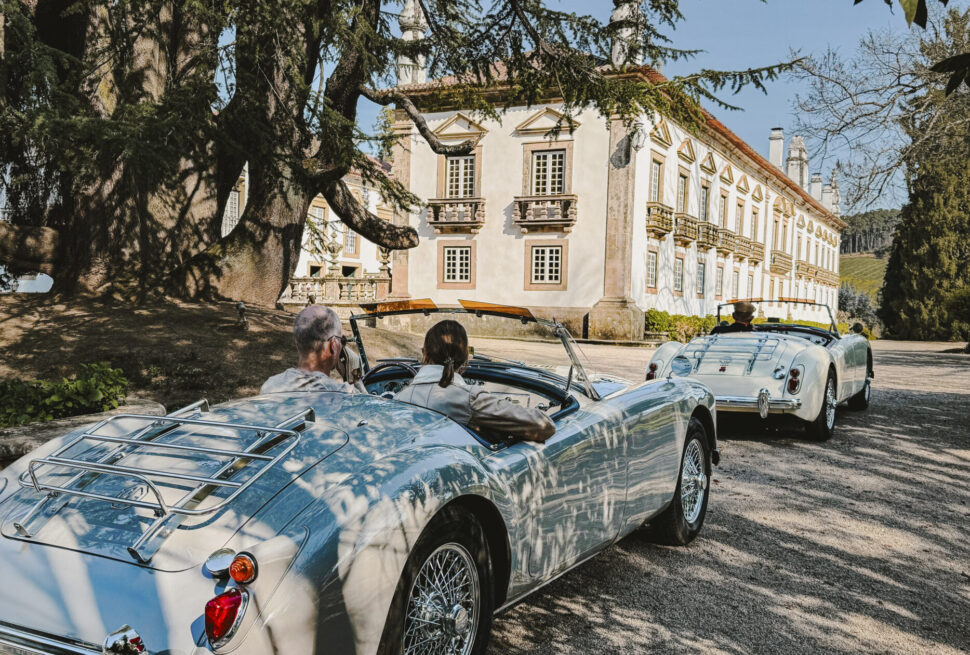 Varios MGA Roadster en los jardines del Palacio de Mateus, frente a la histórica fachada barroca, cerca de Vila Real, en Portugal
